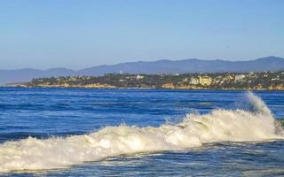 extrem riesige große surferwellen am strand puerto escondido mexiko. foto