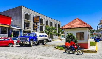 puerto escondido oaxaca mexiko 2022 belebte straße straße fahrende autos stau puerto escondido mexiko. foto