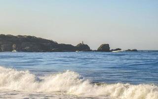 extrem riesiger großer surferwellenstrand la punta zicatela mexiko. foto