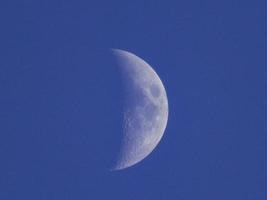 der Mond am blauen Himmel foto