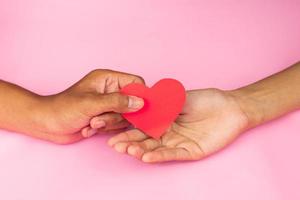 Handgesten geben den Händen ihres Partners ein Herz für romantischen und valentinischen Hintergrund foto