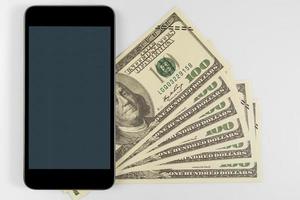 Smartphone auf US-Banknoten von hundert Dollar foto
