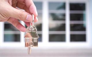 Hausverkäufer geben Hausschlüssel. ein haus mieten, konzept kaufen und verkaufen. foto