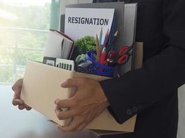 Rücktritt von Geschäftsleuten werden die braunen Kartons gehoben. alle persönlichen Gegenstände. foto