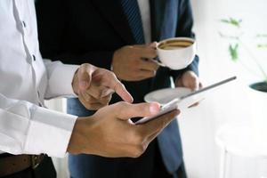 Geschäftsleute präsentieren Führungskräften ihre Arbeit über Touch-Tablets. mit Online-Informationen, bequem zu suchen