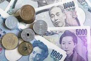 japanische yen-noten und japanische yen-münzen für geldkonzepthintergrund. Das Bild hat violettes Licht. foto