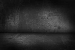 schwarze, dunkle und graue abstrakte zementwand und studioraum, innentextur für ausstellungsprodukte. Zimmer schwarzer Boden ist aus dunklem Putz. foto