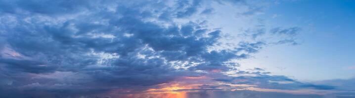 Himmel und Wolken foto