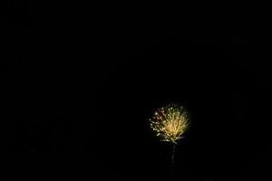 Feuerwerk am schwarzen Himmel