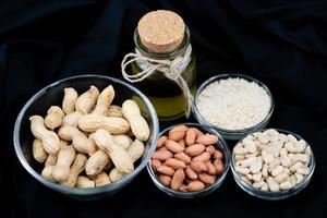 Zutaten für die Herstellung von gesalzener Erdnussbutter foto