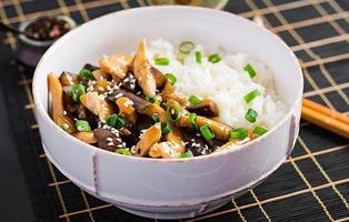 Pfannengerichte mit Huhn, Auberginen und gekochtem Reis - chinesisches Essen foto