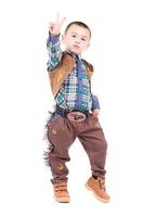 kleiner Junge posiert in Cowboy-Kostümen foto