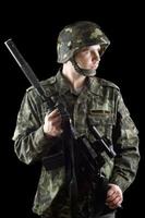 Soldat, der eine Waffe ergreift foto