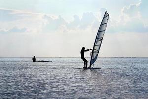 Silhouette eines Windsurfers foto