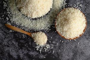 Nahaufnahme von gemahlenem Reis in Schalen foto