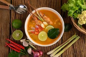 scharfe und würzige Tom Yum Kung Thai Suppe foto