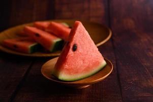 Wassermelone in Stücke geschnitten auf einem Holztisch foto