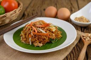 Pad Thai Shrimps in einer Schüssel mit Eiern, Frühlingszwiebeln und Gewürzen