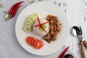 Reis mit gebratenem Basilikum mit Tintenfisch und Garnelen
