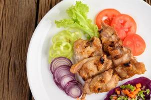 In Scheiben geschnittenes gegrilltes Hähnchen mit Salat foto