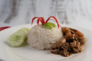 Reis mit gebratenem Basilikum mit Tintenfisch und Garnelen