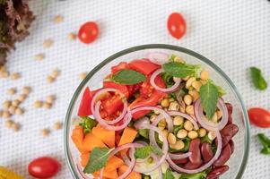 frischer Gemüse- und Obstsalat in einer Glasschüssel foto