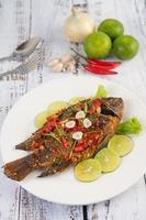 gebratener ganzer Tilapia mit Chilisauce foto