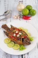 gebratener ganzer Tilapia mit Chilisauce foto