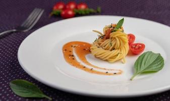 Gourmet-Spaghetti wunderschön auf einem weißen Teller angeordnet foto