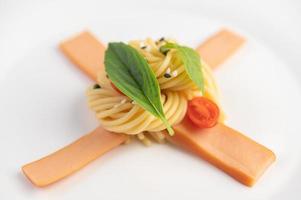 Gourmet-Spaghetti wunderschön auf einem weißen Teller angeordnet foto