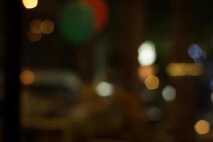 abstraktes Stadtnachtlicht mit defokussiertem Hintergrund foto