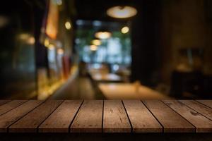 verschwommene Restaurantszene mit leerer Tischplatte foto