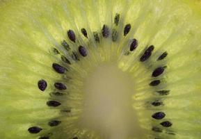 Scheibe frische reife Kiwi. grüne Früchte, Draufsicht. die Hälfte der Kiwi. veganes oder vegetarisches gesundes Essen, Diätkonzept. Vitamin C. foto