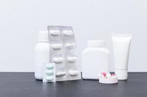 Medikamentenbehälter und Pillen auf dem Schreibtisch foto