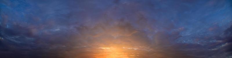 Wolken am Himmel bei Sonnenuntergang foto