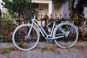 Stadtfahrrad an der Straße Burgazada foto