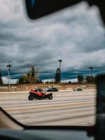 Kalifornien, 2020 - rotes und schwarzes f-1 Auto auf der Straße während des Tages foto
