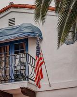 Newport Beach, ca. 2020 - weißes und braunes Betonhaus foto