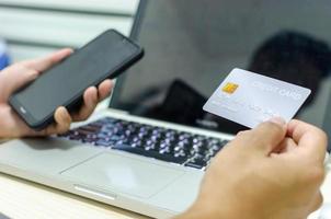 Person, die Kreditkarte verwendet, um online einzukaufen