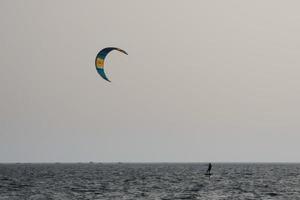 Windsurfen, Kitesurfen, Wasser- und Windsport mit Segeln oder Drachen foto