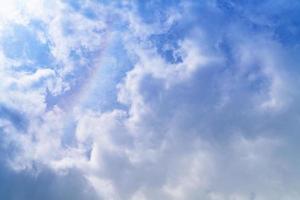 weißer wolken- und blauer himmelhintergrund mit kopienraum foto