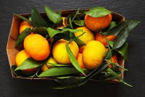 Clementinen in einem Korb foto