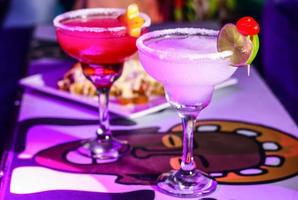 zwei Gläser Margarita-Cocktails foto