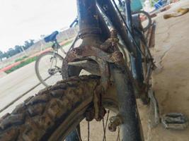 Ein selektiver Fokus auf die rostigen und beschädigten vorderen Fahrradbremsen kann für den Fahrer gefährlich sein foto