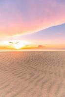 schöner meer strand sonnenuntergang himmel sand sonnenstrahlen entspannung landschaft aussichtspunkt für designpostkarte oder künstlerischen hintergrund. vertikales sonnenuntergangstrandfahnenpanorama foto