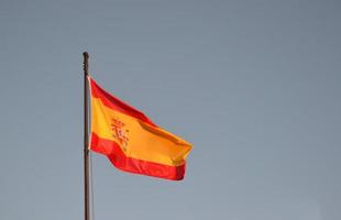 Spanien Flagge mit einem blauen Himmel foto