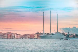 Venedig, Italien - 24.09.2019 Segelyacht, die größten Yachten der Welt, entworfen von Philippe Starck, verankert im Seehafen. Die Yacht gehört dem russischen Milliardär Melnichenko. Luxusyacht im Sonnenuntergang foto