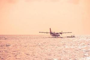 08.09.2019 - ari atoll, malediven exotische szene mit wasserflugzeug auf malediven seelandung. Wasserflugzeugtaxi auf dem Meer bei Sonnenuntergang vor dem Start. urlaub oder urlaub auf den malediven konzepthintergrund. Lufttransport foto