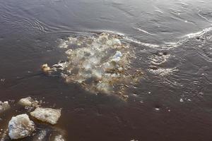 Eisscholle driftet im Frühling flussabwärts. Frühjahrshochwasser. foto