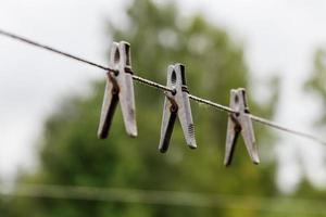 Wäscheklammern, die an einem Seil hängen. unscharfer Hintergrund. foto